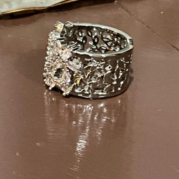 Elegant Silver Statement Ring - Picture 7 of 11